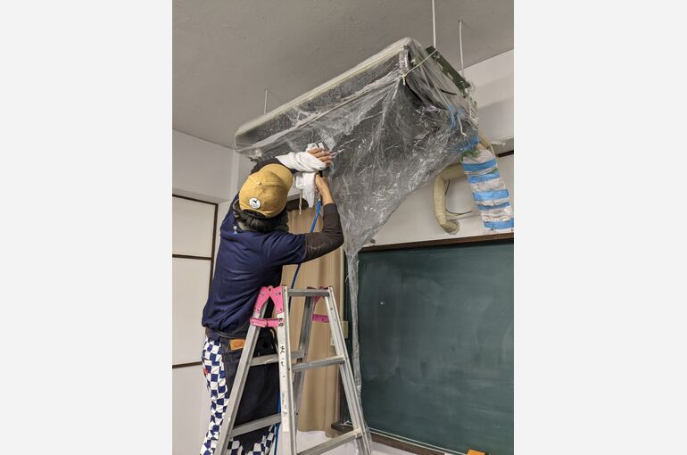 徳島店スタッフによる業務用エアコンの洗浄作業