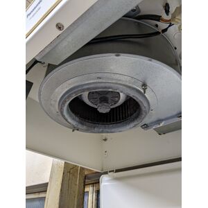 清掃後のレンジフード内部。ファンと周囲の状態
