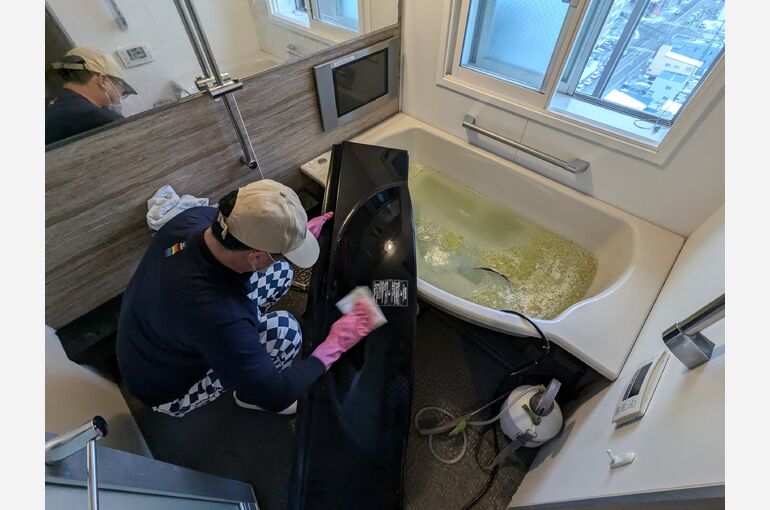 浴室で取り外した部品を清掃する作業風景（参考写真）